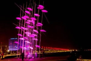 Οι «Ομπρέλες» στην παραλία Θεσσαλονίκης φωταγωγήθηκαν με ροζ χρώμα, ως σύμβολο αφύπνισης για την πρόληψη και την έγκαιρη διάγνωση του καρκίνου του μαστού. Η αστική, μη κερδοσκοπική οργάνωση ΑΕΛΙΑ (Αγάπη – Ελπίδα – Λύσεις για Ίαση και Αποκατάσταση), στo πλαίσιo των δράσεων Ενημέρωσης και Ευαισθητοποίησης για τον αγώνα κατά του καρκίνου του μαστού, σε συνεργασία με το Δήμο Θεσσαλονίκης να φωτίζει ροζ τις «Ομπρέλες». Θεσσαλονίκη, Τρίτη 21 Οκτωβρίου 2014 ΑΠΕ ΜΠΕ/PIXEL/ΜΠΑΡΜΠΑΡΟΥΣΗΣ ΣΩΤΗΡΗΣ