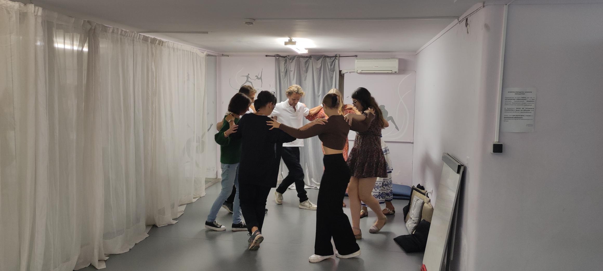 Read more about the article Οι δραστηριότητές μας: Μάθημα Ελληνικού Χορού